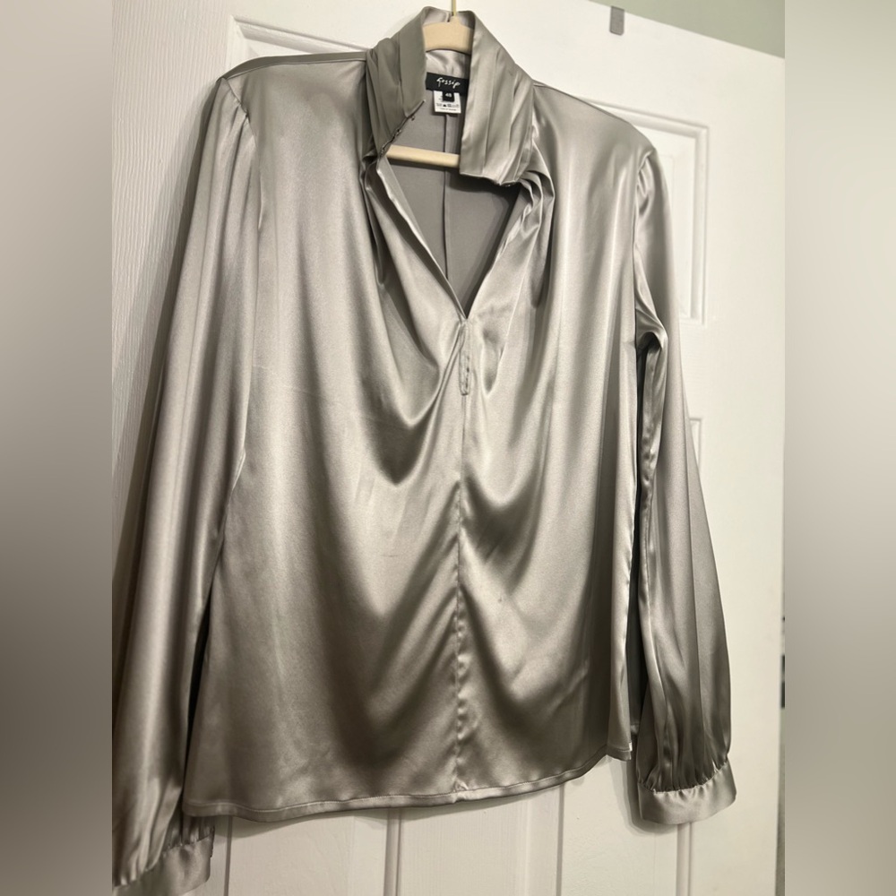 Silk silver blouse vintage Size S-M or size 6, 8. Real silk 97% lycra3%. Italy